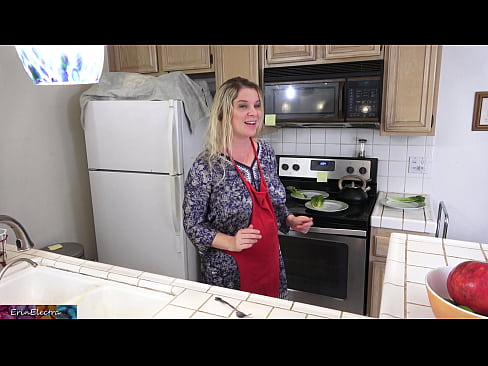 ❤️ Belle-mère qui le traie dans la cuisine avant son rendez-vous. Porno at us ❌️❤