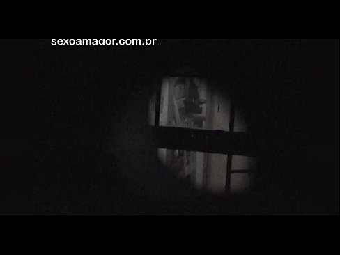 ❤️ Blondie se fait secrètement filmer par un voyeur du quartier caché derrière des briques creuses. Porno at us ❌️❤