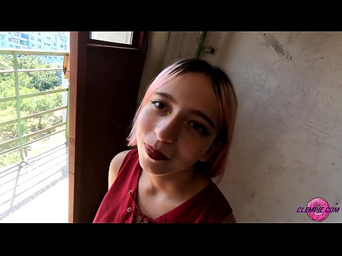 ❤️ Une étudiante sensuelle suce un étranger dans l'Outback - sperme sur son visage Porno at us ❌️❤
